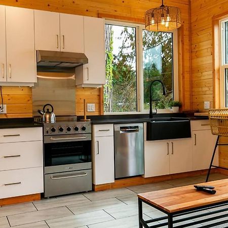1-Bedroom Knotty Pine Cabin W Sauna & Jacuzzi Sooke Extérieur photo