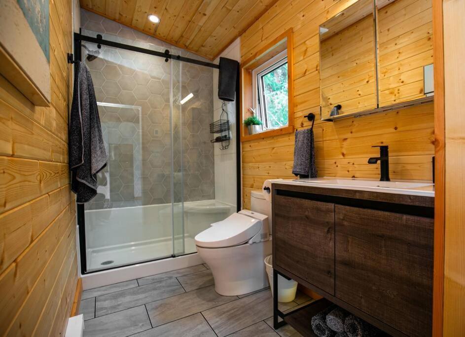 1-Bedroom Knotty Pine Cabin W Sauna & Jacuzzi Sooke Extérieur photo