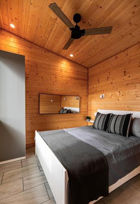 1-Bedroom Knotty Pine Cabin W Sauna & Jacuzzi Sooke Extérieur photo