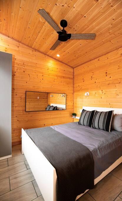 1-Bedroom Knotty Pine Cabin W Sauna & Jacuzzi Sooke Extérieur photo