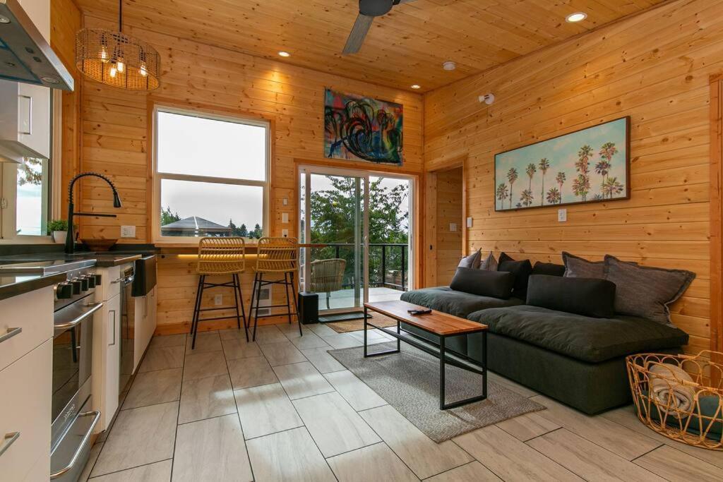 1-Bedroom Knotty Pine Cabin W Sauna & Jacuzzi Sooke Extérieur photo