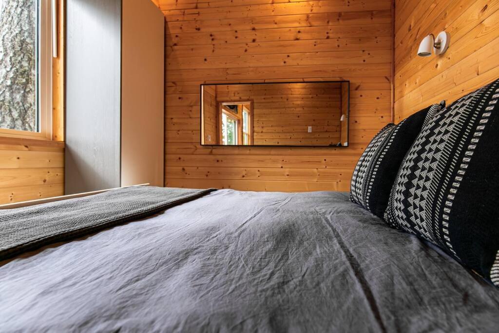 1-Bedroom Knotty Pine Cabin W Sauna & Jacuzzi Sooke Extérieur photo