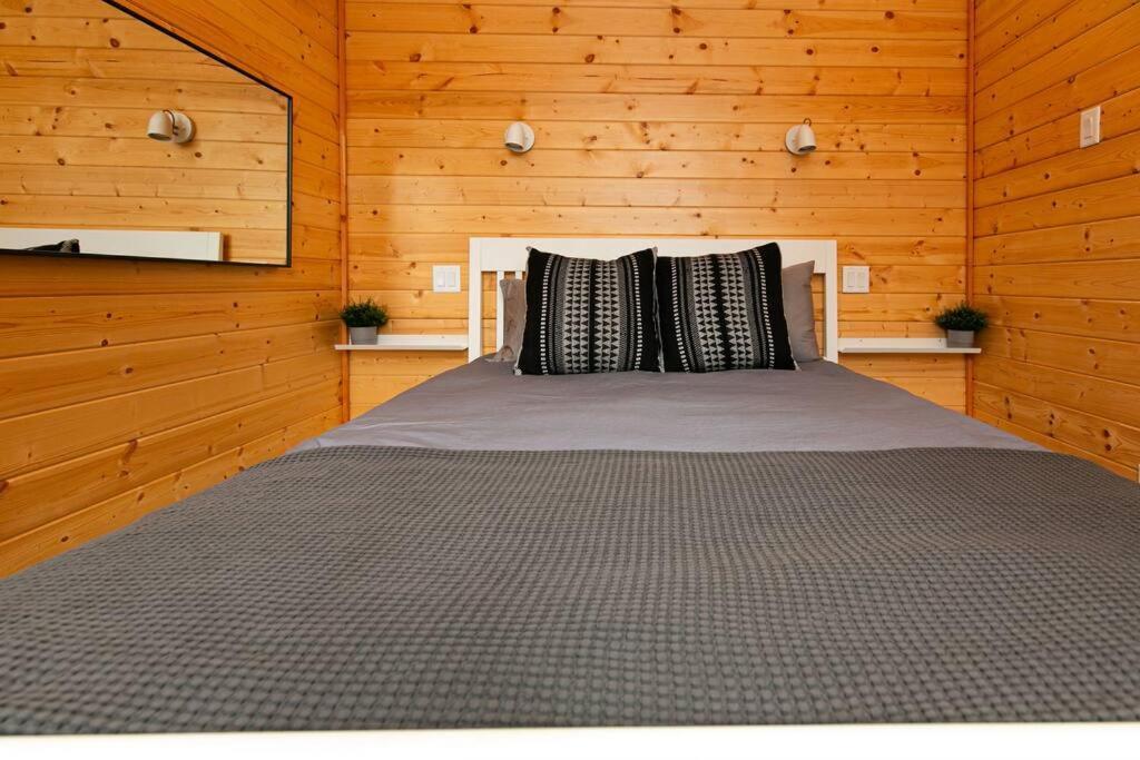 1-Bedroom Knotty Pine Cabin W Sauna & Jacuzzi Sooke Extérieur photo
