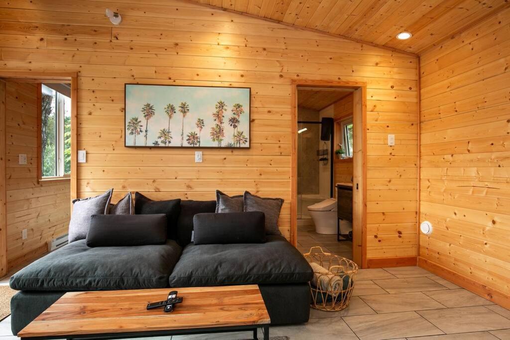 1-Bedroom Knotty Pine Cabin W Sauna & Jacuzzi Sooke Extérieur photo