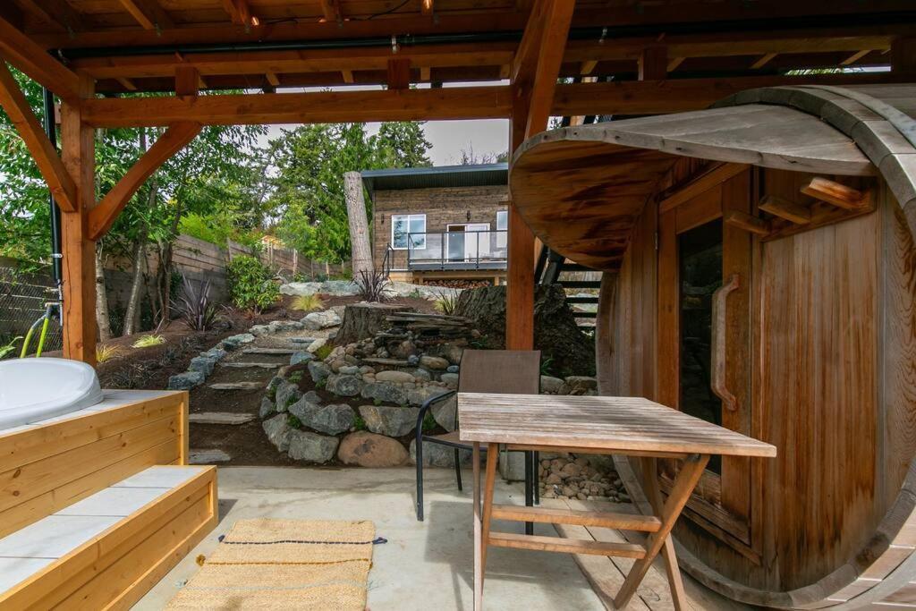 1-Bedroom Knotty Pine Cabin W Sauna & Jacuzzi Sooke Extérieur photo