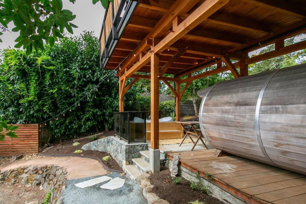 1-Bedroom Knotty Pine Cabin W Sauna & Jacuzzi Sooke Extérieur photo