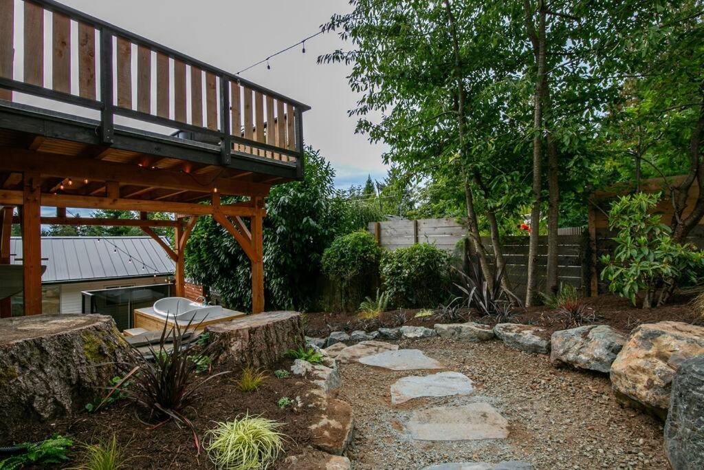 1-Bedroom Knotty Pine Cabin W Sauna & Jacuzzi Sooke Extérieur photo