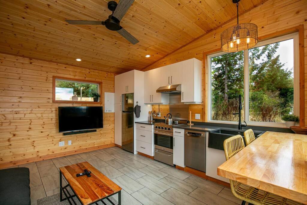1-Bedroom Knotty Pine Cabin W Sauna & Jacuzzi Sooke Extérieur photo