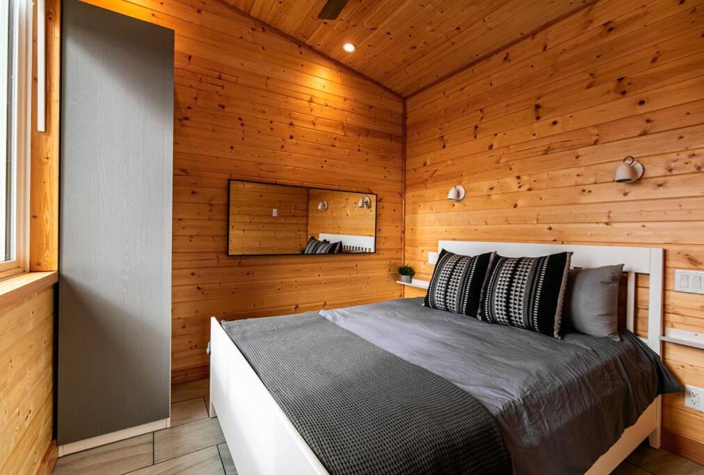 1-Bedroom Knotty Pine Cabin W Sauna & Jacuzzi Sooke Extérieur photo