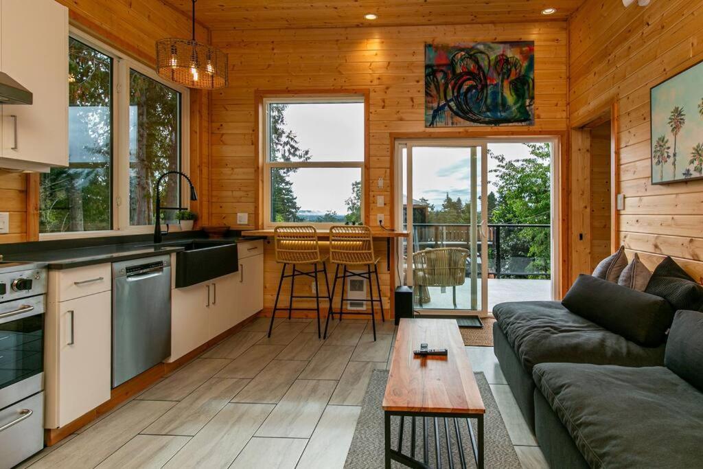 1-Bedroom Knotty Pine Cabin W Sauna & Jacuzzi Sooke Extérieur photo