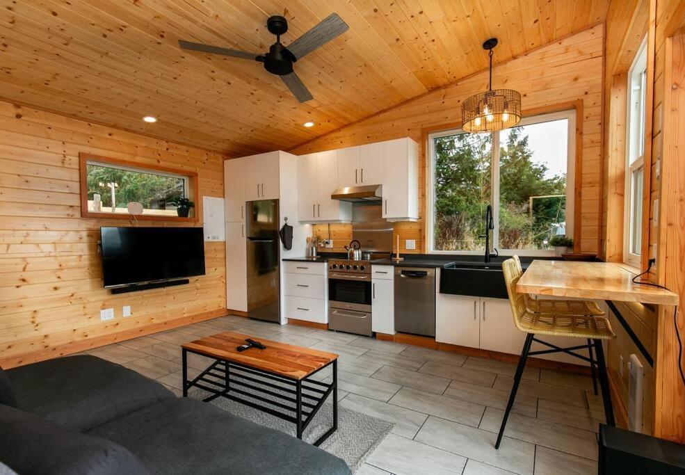 1-Bedroom Knotty Pine Cabin W Sauna & Jacuzzi Sooke Extérieur photo