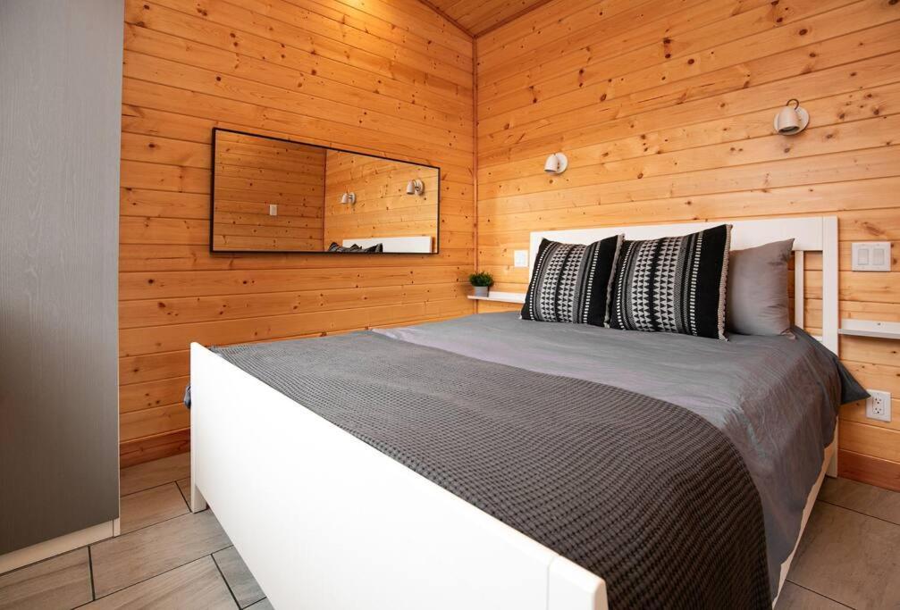 1-Bedroom Knotty Pine Cabin W Sauna & Jacuzzi Sooke Extérieur photo