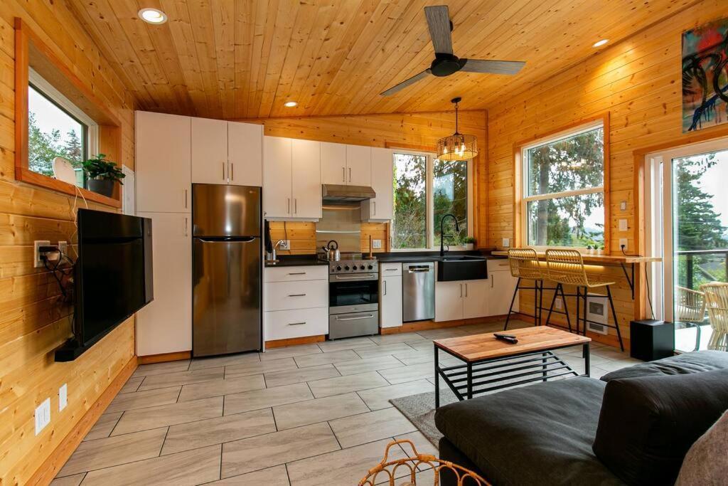 1-Bedroom Knotty Pine Cabin W Sauna & Jacuzzi Sooke Extérieur photo