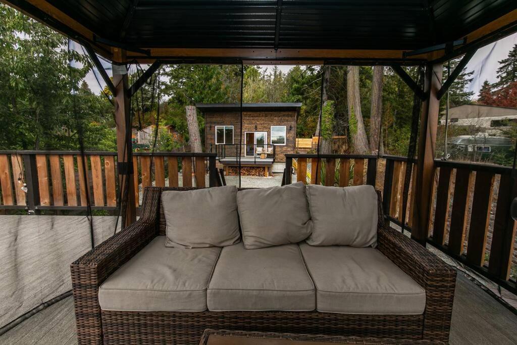 1-Bedroom Knotty Pine Cabin W Sauna & Jacuzzi Sooke Extérieur photo