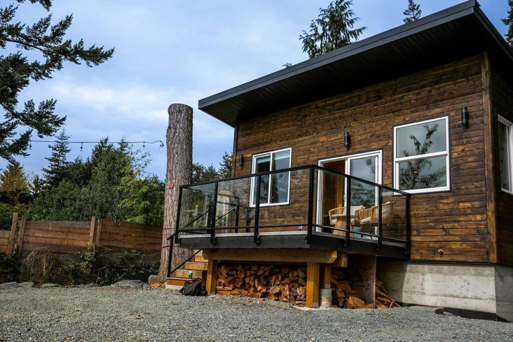 1-Bedroom Knotty Pine Cabin W Sauna & Jacuzzi Sooke Extérieur photo
