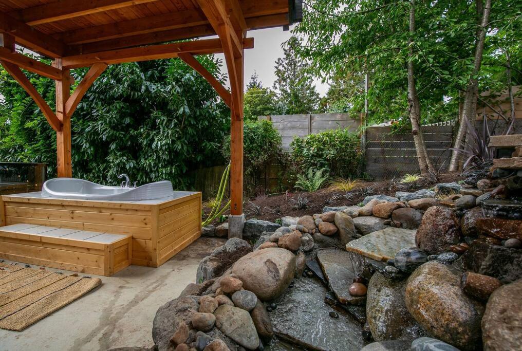 1-Bedroom Knotty Pine Cabin W Sauna & Jacuzzi Sooke Extérieur photo