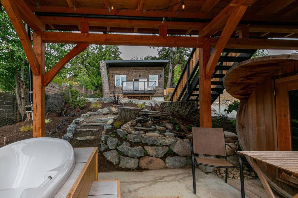 1-Bedroom Knotty Pine Cabin W Sauna & Jacuzzi Sooke Extérieur photo