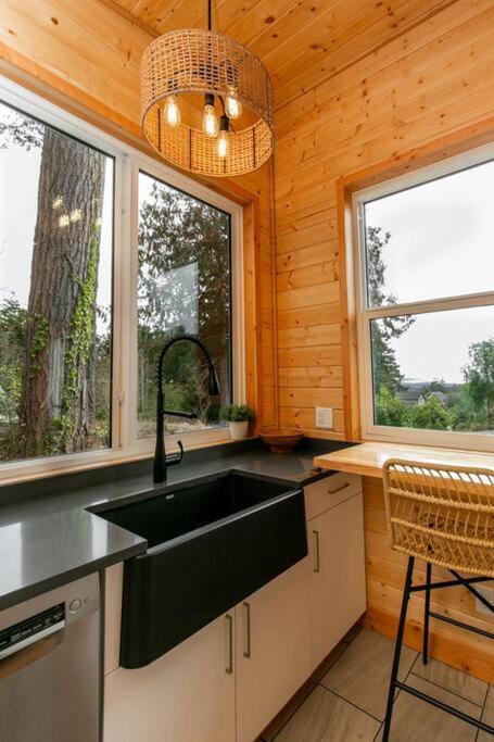 1-Bedroom Knotty Pine Cabin W Sauna & Jacuzzi Sooke Extérieur photo