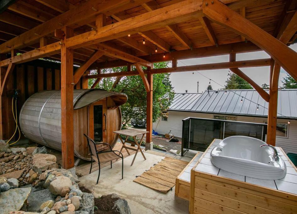 1-Bedroom Knotty Pine Cabin W Sauna & Jacuzzi Sooke Extérieur photo