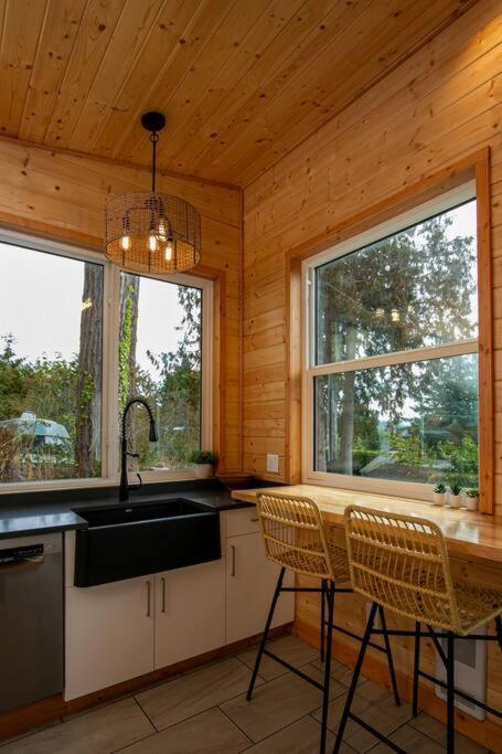 1-Bedroom Knotty Pine Cabin W Sauna & Jacuzzi Sooke Extérieur photo