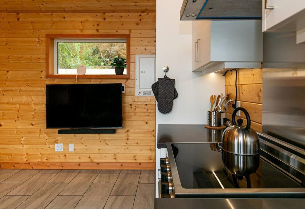 1-Bedroom Knotty Pine Cabin W Sauna & Jacuzzi Sooke Extérieur photo