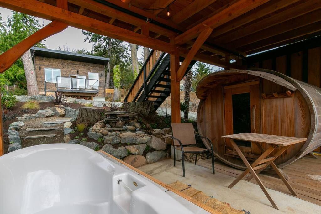1-Bedroom Knotty Pine Cabin W Sauna & Jacuzzi Sooke Extérieur photo