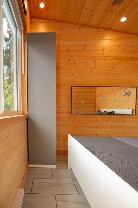 1-Bedroom Knotty Pine Cabin W Sauna & Jacuzzi Sooke Extérieur photo
